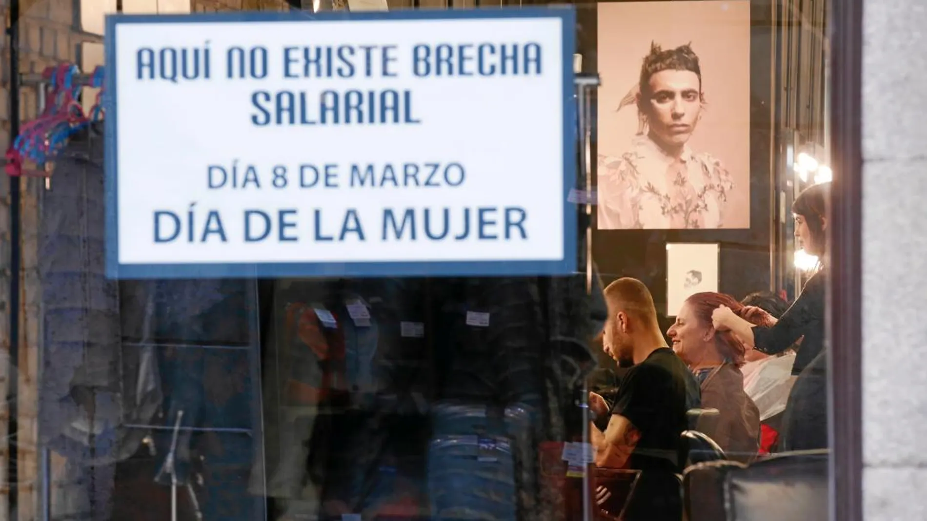 Imagen del escaparate de una peluquería en Madrid