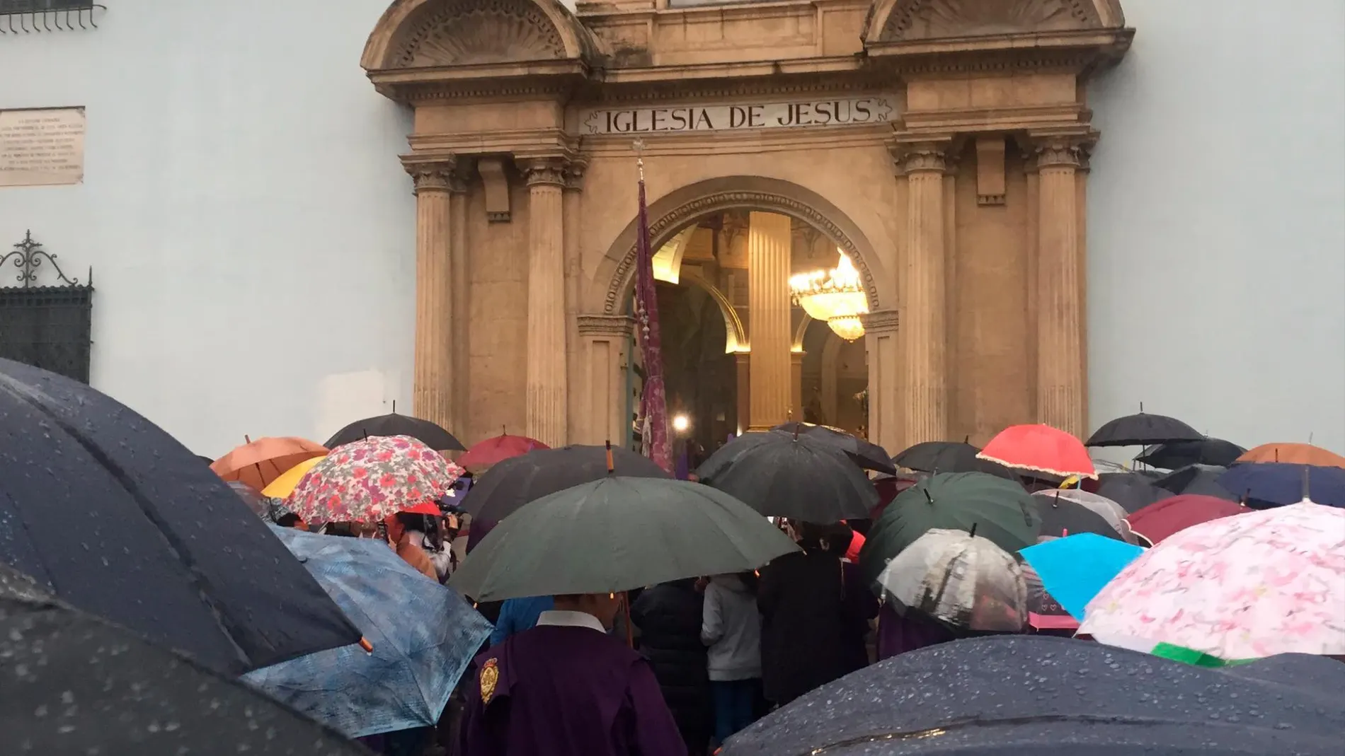 Cientos de personas esperaron esta mañana a las puertas de la Iglesia de Jesús