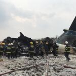 Equipos de rescate junto al avión siniestrado