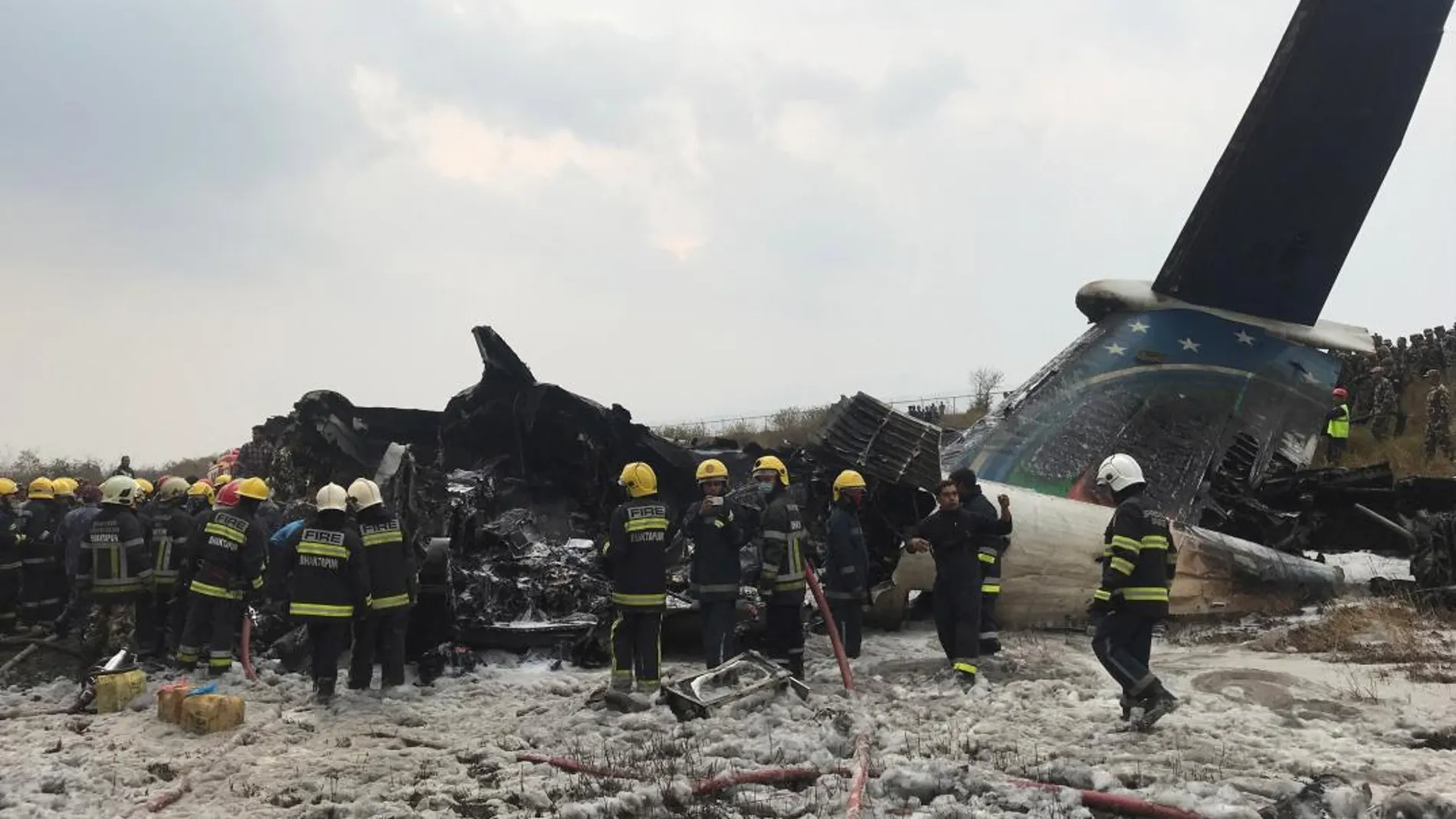 Equipos de rescate junto al avión siniestrado