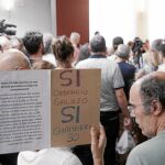 A GRITOS. Cincuenta vecinos acudieron ayer al pleno de Chamberí. Unos dejaban patente su enfado con la decisión de cortar la calle Galileo y exigían la «reversión» a su estado previo mientras que otro grupo manifestaba su apoyo al plan municipal con la consigna «peatonalización, sí».