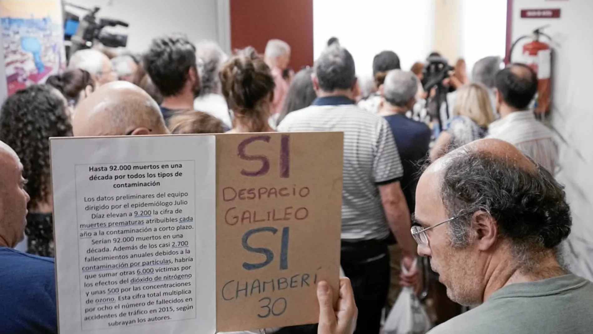 A GRITOS. Cincuenta vecinos acudieron ayer al pleno de Chamberí. Unos dejaban patente su enfado con la decisión de cortar la calle Galileo y exigían la «reversión» a su estado previo mientras que otro grupo manifestaba su apoyo al plan municipal con la consigna «peatonalización, sí».
