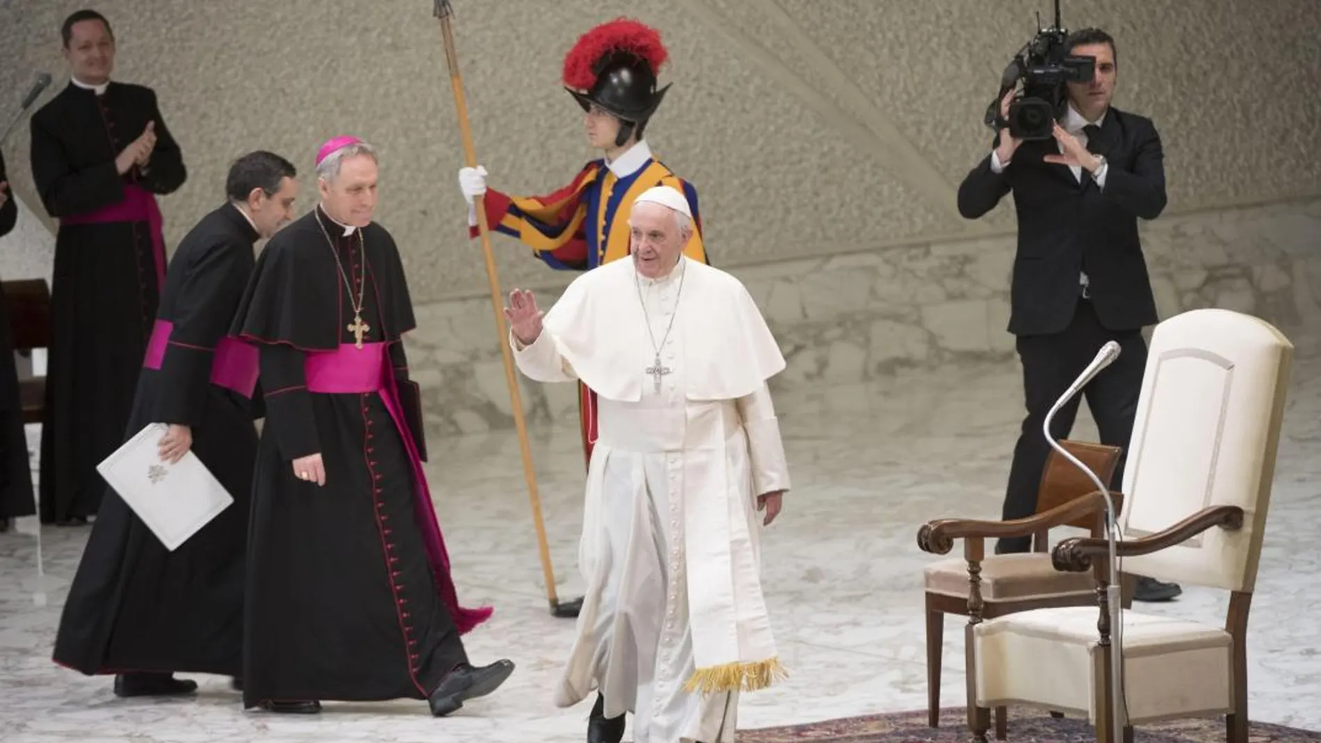 El Papa Francisco, ayer, a su llegada para presidir la audiencia general de los miércoles en el aula Nervi del Vaticano