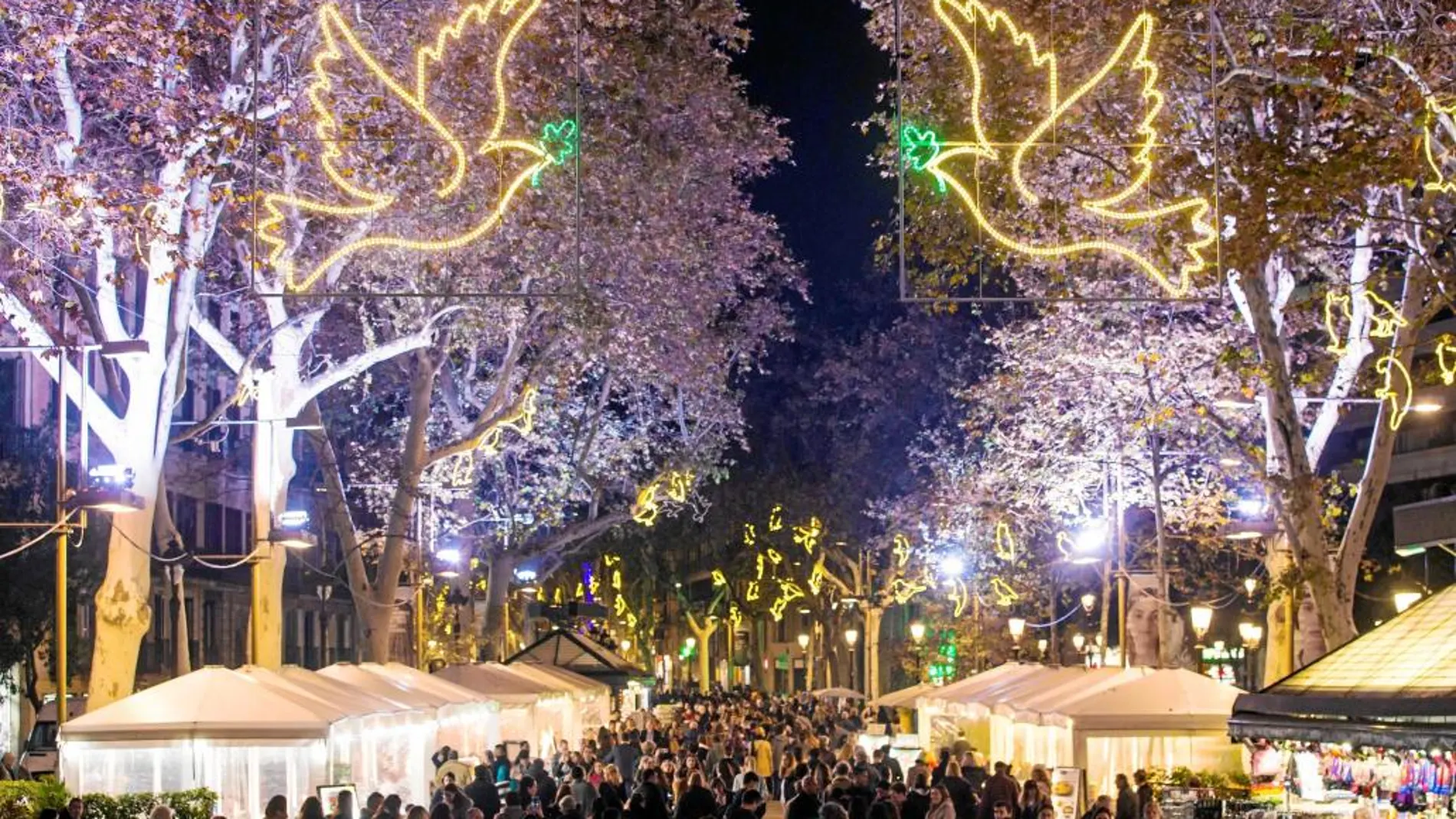 Barcelona estrena bolardos el mismo día que enciende las luces de Navidad e ilumina fuentes para pedir la liberación de los «presos políticos».