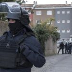 Agentes de policía junto a la residencia del terrorista abatido, el pasado día 23