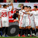 Ben Yedder celebra con sus compañeros del Sevilla el 1-0 ante el Lazio/ Efe