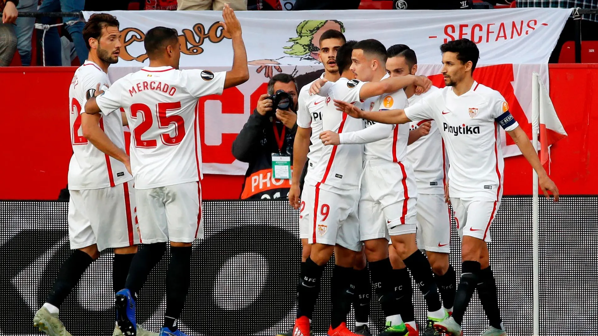 Ben Yedder celebra con sus compañeros del Sevilla el 1-0 ante el Lazio/ Efe