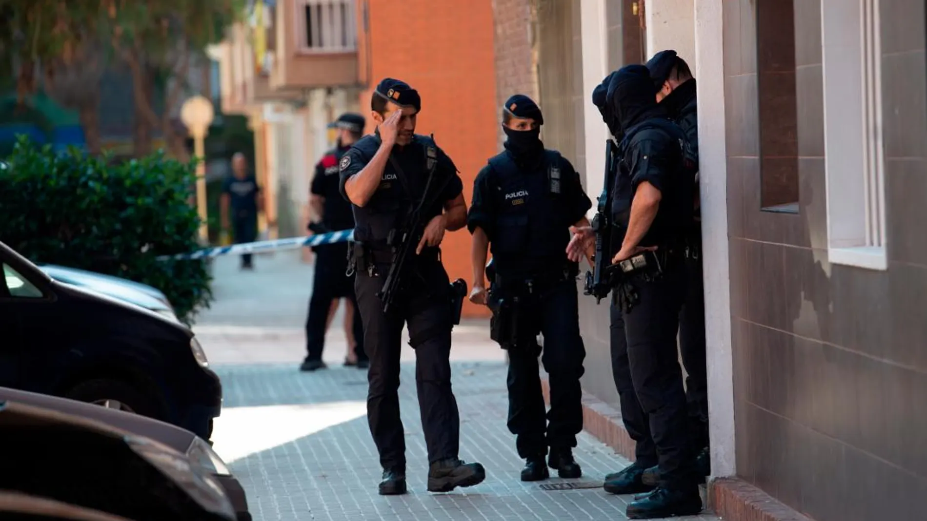 Cientos de Mossos participan en una operación contra los «narcopisos» en Barcelona