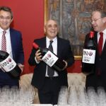 El presidente de la Diputación, Juan Martínez Majo; el presidente de la DO Tierra de León, Rafael Blanco y el alcalde, Antonio Silván, asisten a la celebración del décimo aniversario de la Denominación de Origen Tierra de León