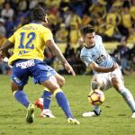 El centrocampista serbio del Celta Nemanja Radoja (d) y el defensa brasileño de Las Palmas Michel Macedo Rocha