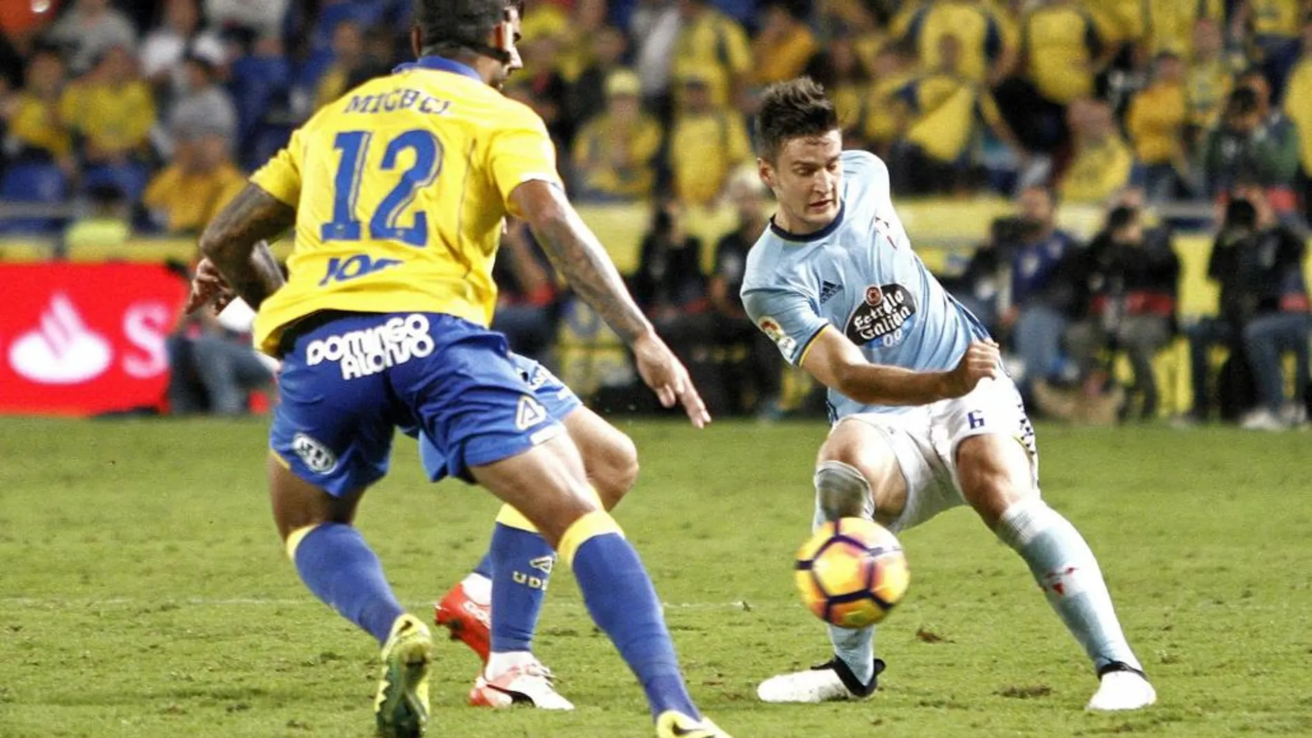 El centrocampista serbio del Celta Nemanja Radoja (d) y el defensa brasileño de Las Palmas Michel Macedo Rocha