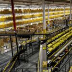 Vista general de la nave de distribución de Amazon