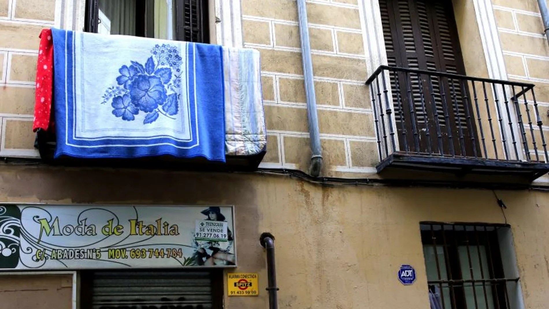 Más de una quincena de calles del barrio de Lavapiés han sufrido plagas de insectos y ratones en algunos de sus edificios. Tras detectarse el foco, los vecinos tienen que desinfectar toda su ropa, edredones y colchones