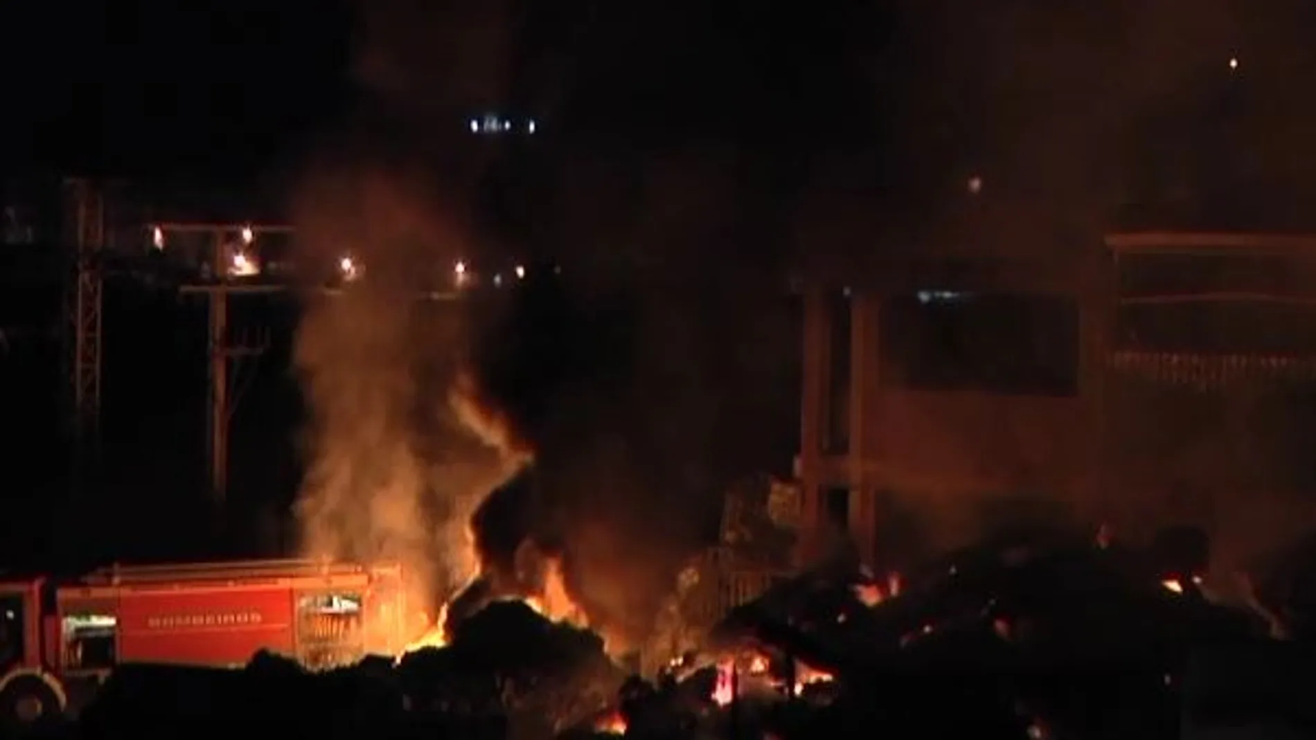 Devastador incendio en un polígono industrial de Coruña