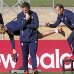 Sergio Rico, Kjaer y Krohn-Dehli realizan ejercicios justo detrás de Berizzo durante el entrenamiento de ayer