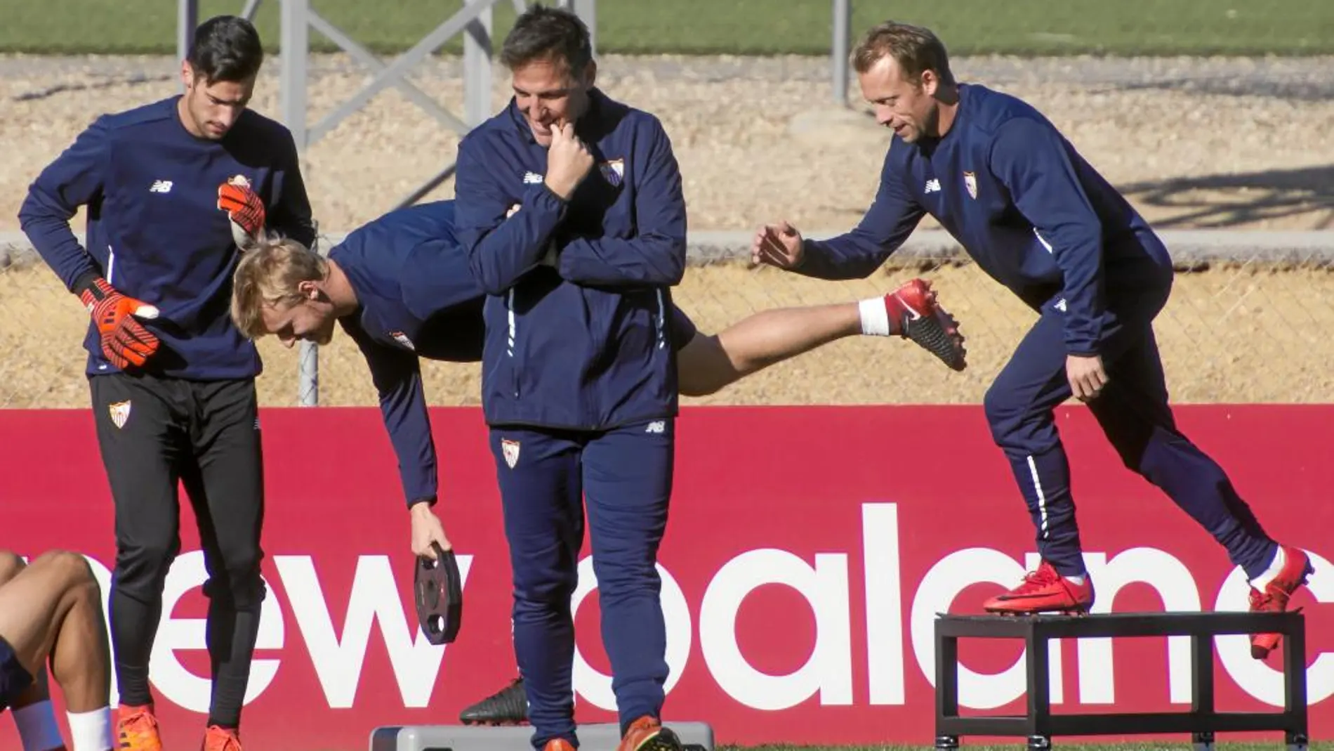 Sergio Rico, Kjaer y Krohn-Dehli realizan ejercicios justo detrás de Berizzo durante el entrenamiento de ayer