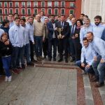 El alcalde Óscar Puente posa con la Copa Ibérica con jugadores y dirigentes del VRAC
