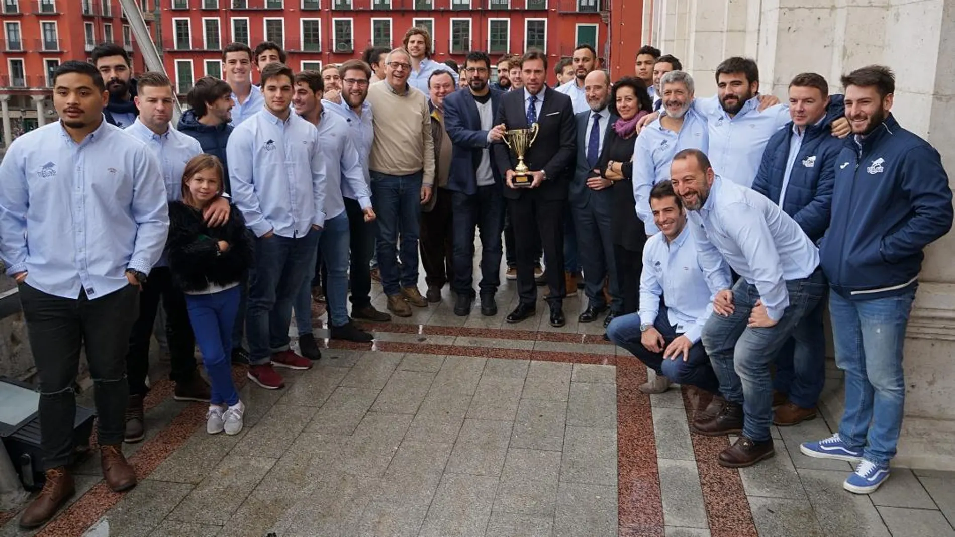 El alcalde Óscar Puente posa con la Copa Ibérica con jugadores y dirigentes del VRAC