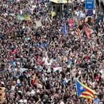 La huelga política auspiciada por la Generalitat contra la actuación policial en Cataluña el 1-O concluyó ayer con una multitudinaria manifestación en Barcelona (en la imagen)