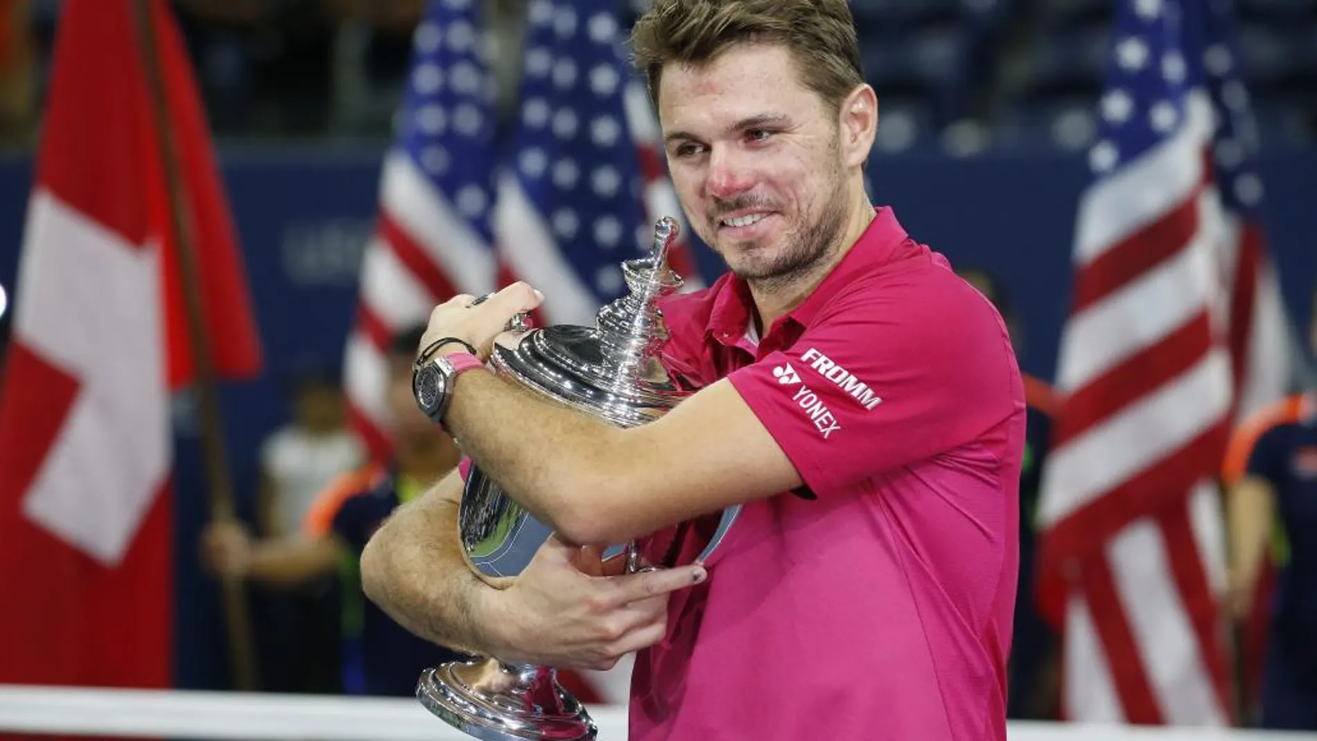 Wawrinka abraza el trofeo del US Open