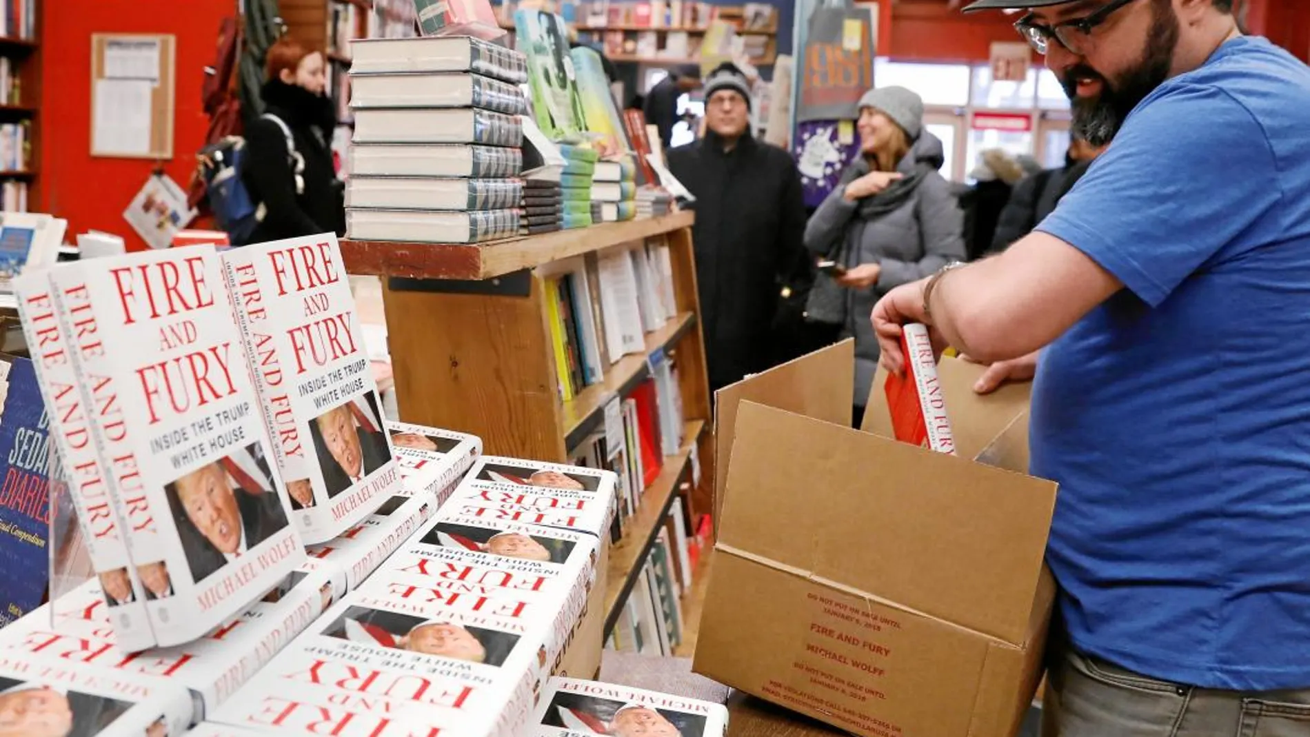 Un empleado de una librería de Nueva York coloca ayer en un expositor los ejemplares del esperado libro «Fuego y Furia»