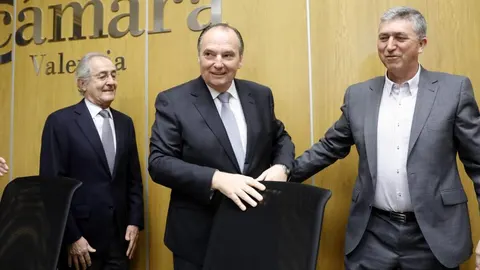 El presidente de la Cámara de Comercio, José Vicente Morata (en el centro), ayer junto al conseller de Economía, Rafael Climent, y el vicepresidente de la Cámara, Vicente Folgado