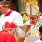 El Papa Francisco impone la birreta cardenalicia al religioso claretiano español Aquilino Bocos