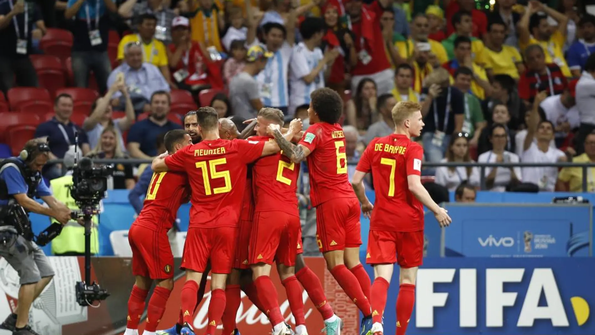 Los jugadores de Bélgica celebran el gol.