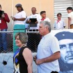 Miguel Díaz-Canel, de Cuba y posible sucesor de Raúl Castro, hace fila para votar, ayer, en Santa Clara