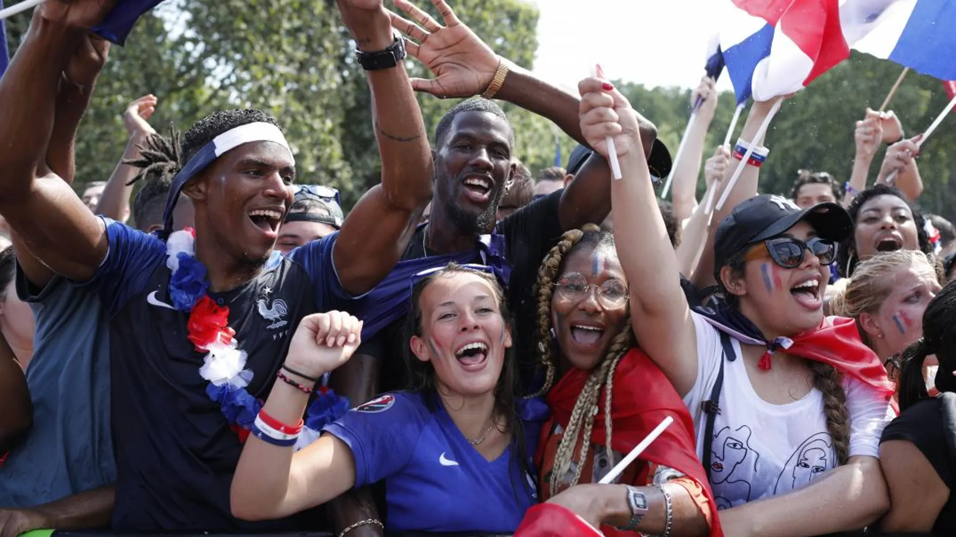 Hinchas franceses en el Campo de Marte. (AP Photo/Laurent Cipriani)