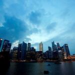 Fotografía de archivo que muestra los rascacielos de Singapur visto desde un hotel en Marina Bay / Efe