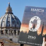Los activistas de la Organización Global de Víctimas (ECA), se concentraron ayer en la Plaza de San Pedro al final de la oración del Angelus del Papa Francisco, en la Ciudad del Vaticano / Foto: Efe