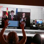 Seguidores de Puigdemont atienden a su comparecencia desde Bruselas tras las elecciones del pasado 21 de diciembre
