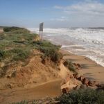 Las lluvias han provocado numerosos destrozos en las playas de Huelva y Cádiz/Efe