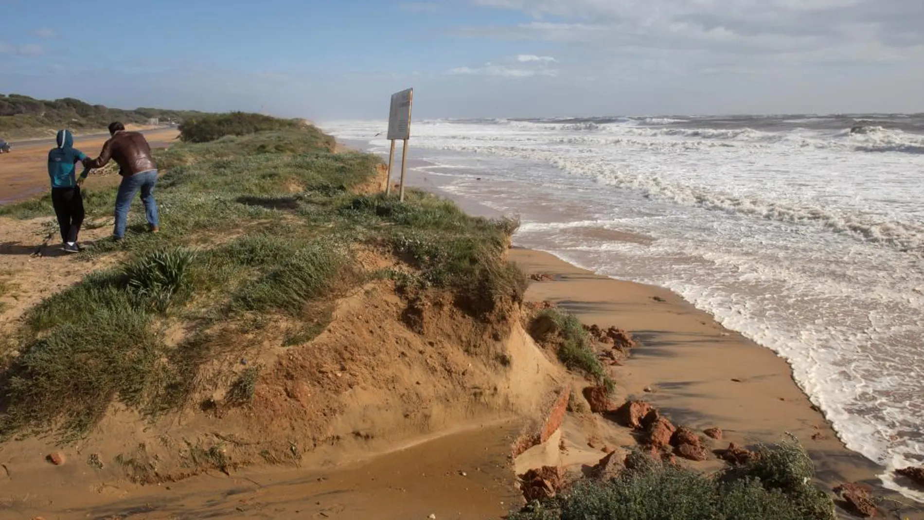 Las lluvias han provocado numerosos destrozos en las playas de Huelva y Cádiz/Efe
