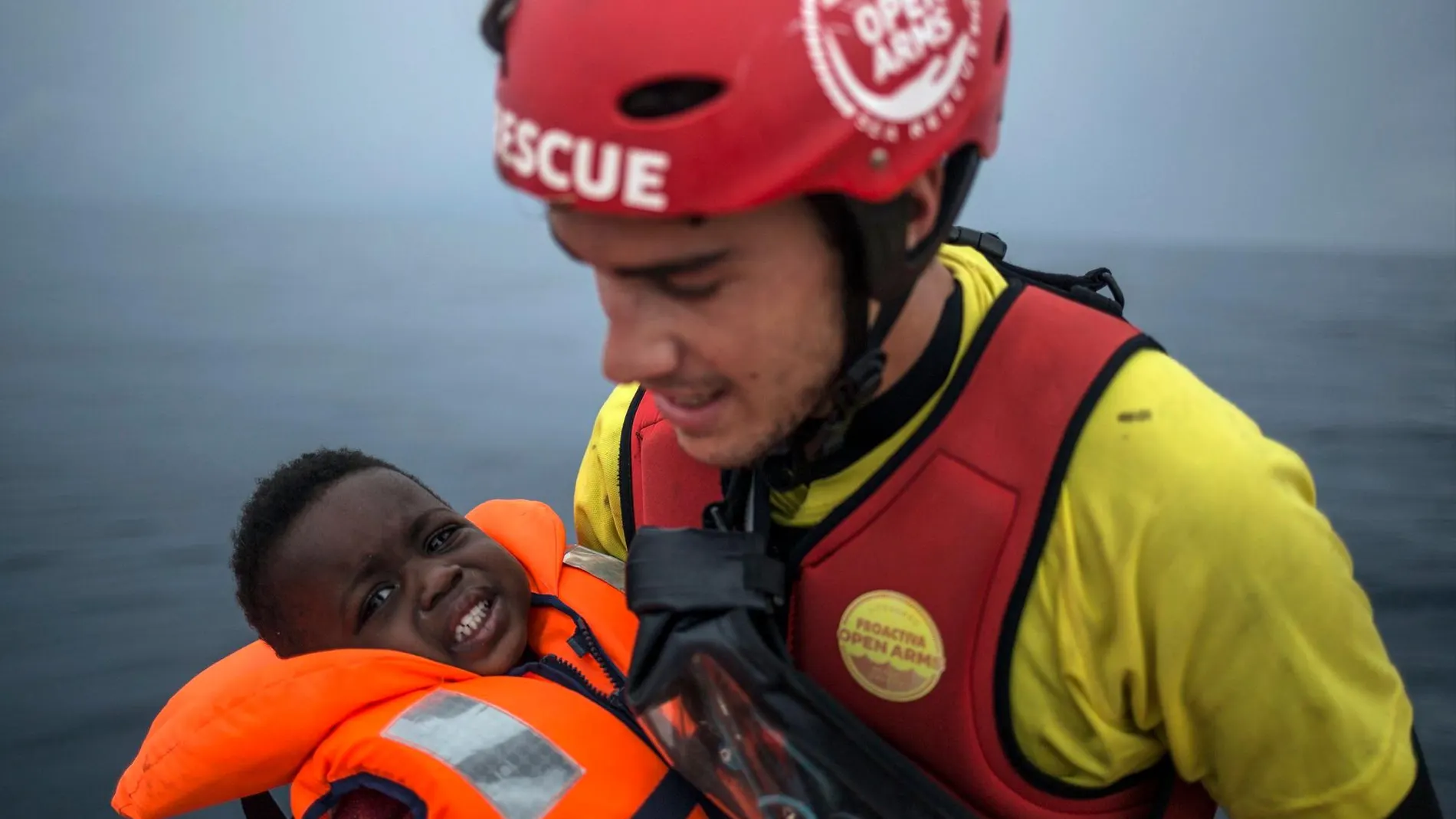 La labor de «Proactiva Open Arms» no se reduce a las misiones en alta mar, en tierra también cuenta con un equipo de especialistas en situaciones de crisis y sus voluntarios están dispuestos a actuar allí donde hay una vida en peligro / Foto: Ap