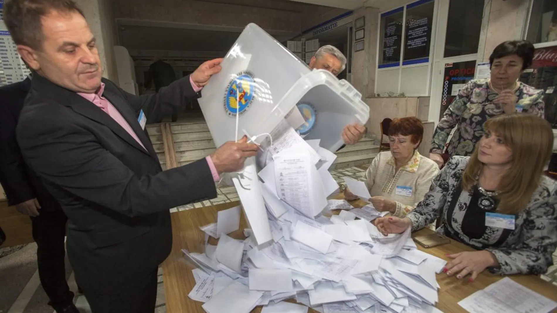 Un miembro de la mesa electoral vacia una urna en Chisinau