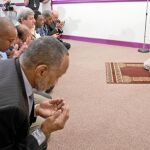 Varios fieles islámicos rezan en una mezquita de Norfolk, en el Estado de Virginia