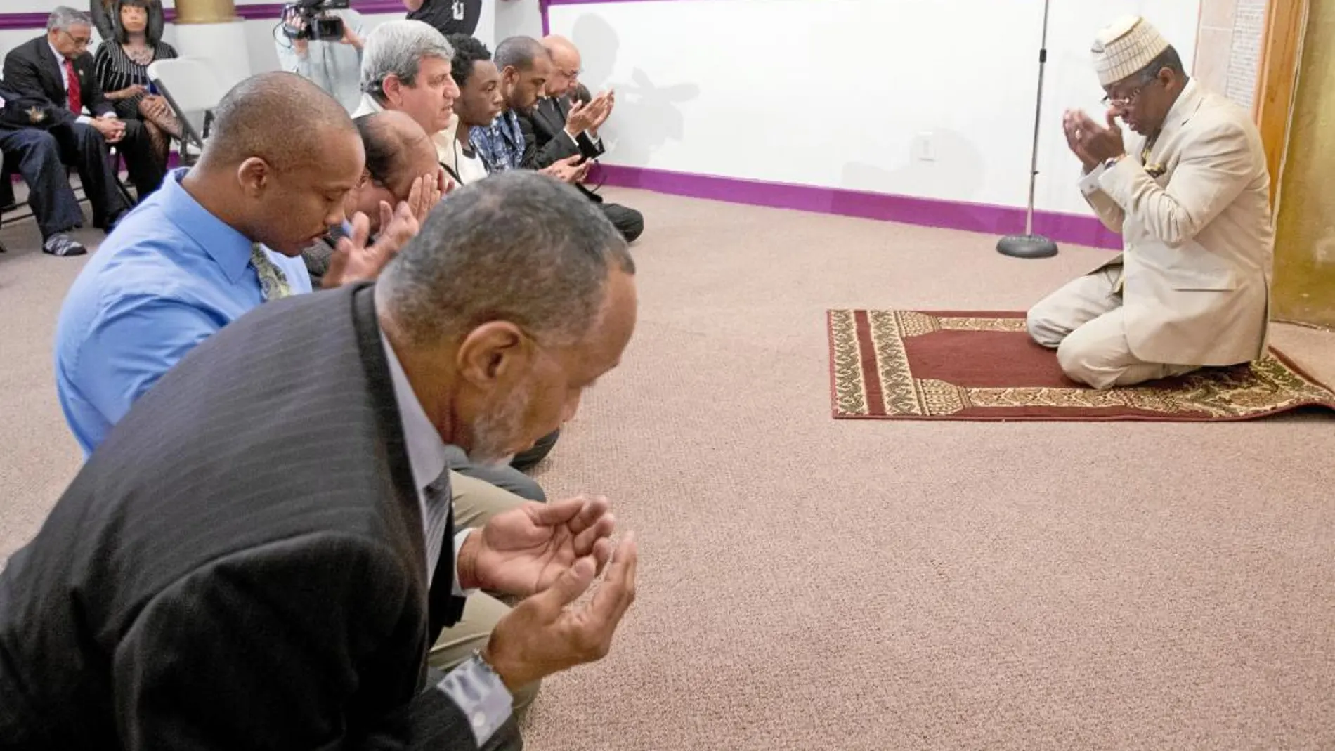 Varios fieles islámicos rezan en una mezquita de Norfolk, en el Estado de Virginia
