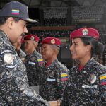 Nicolás Maduro, felicita a una de las nuevas graduadas de la Guardia Nacional Bolivariana en un acto oficial el miércoles en Caracas