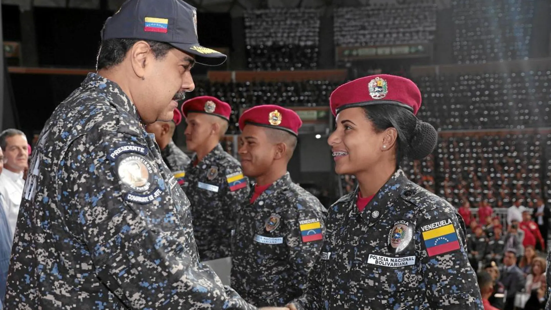 Nicolás Maduro, felicita a una de las nuevas graduadas de la Guardia Nacional Bolivariana en un acto oficial el miércoles en Caracas