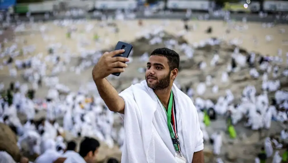 Un fiel musulmán se toma una foto en su peregrinaje a La Meca