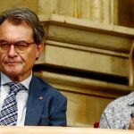 Artur Mas junto a Nuria Gisper, ayer, en la tribuna de invitados del Parlament