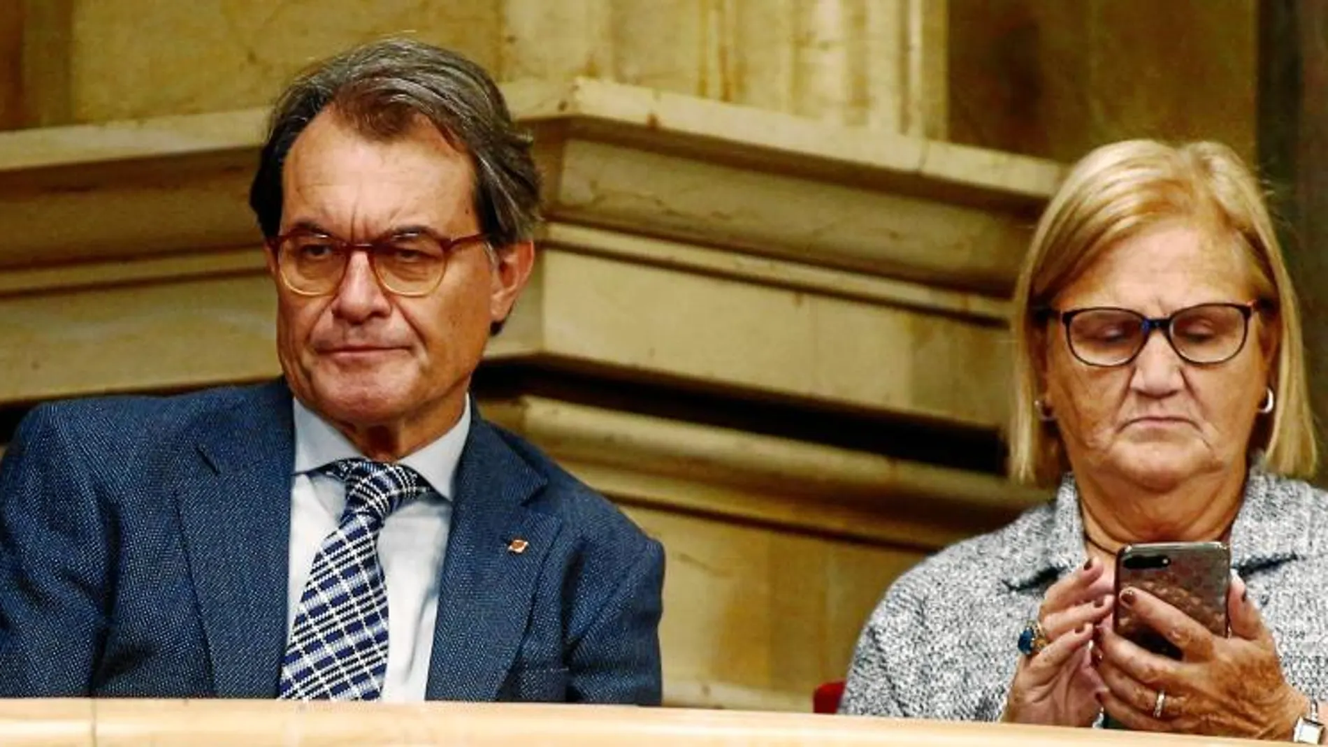 Artur Mas junto a Nuria Gisper, ayer, en la tribuna de invitados del Parlament