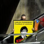 Un cartel con la imagen del ex president de Cataluña, Carles Puigdemont, en el día de la Diada de Cataluña