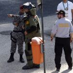 Integrante del escuadrón de antibombas de la policía federal de Brasil inspecciona un área luego de una explosión controlada de un artefacto