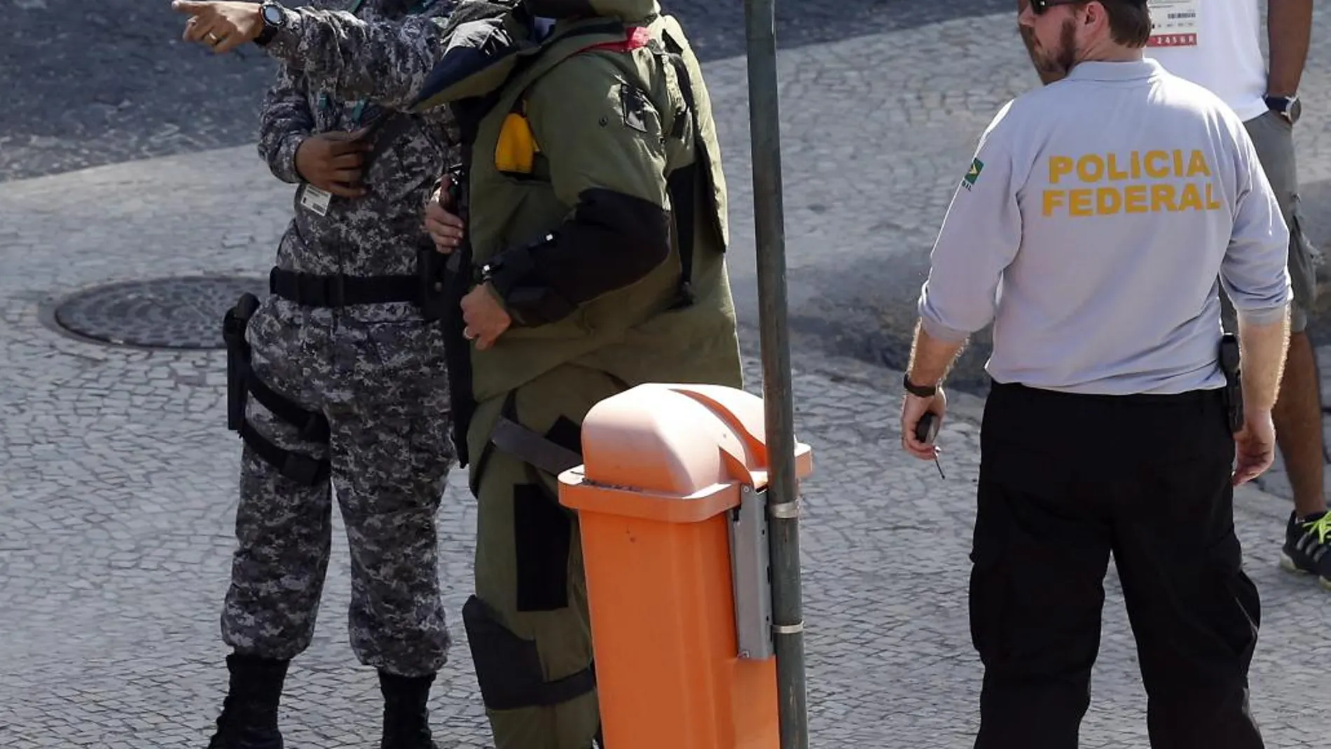 Integrante del escuadrón de antibombas de la policía federal de Brasil inspecciona un área luego de una explosión controlada de un artefacto