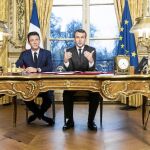 El presidente francés, Emmanuel Macron, acompañado del portavoz del Gobierno, desgrana sus prioridades para 2018 en su alocución desde el Elíseo