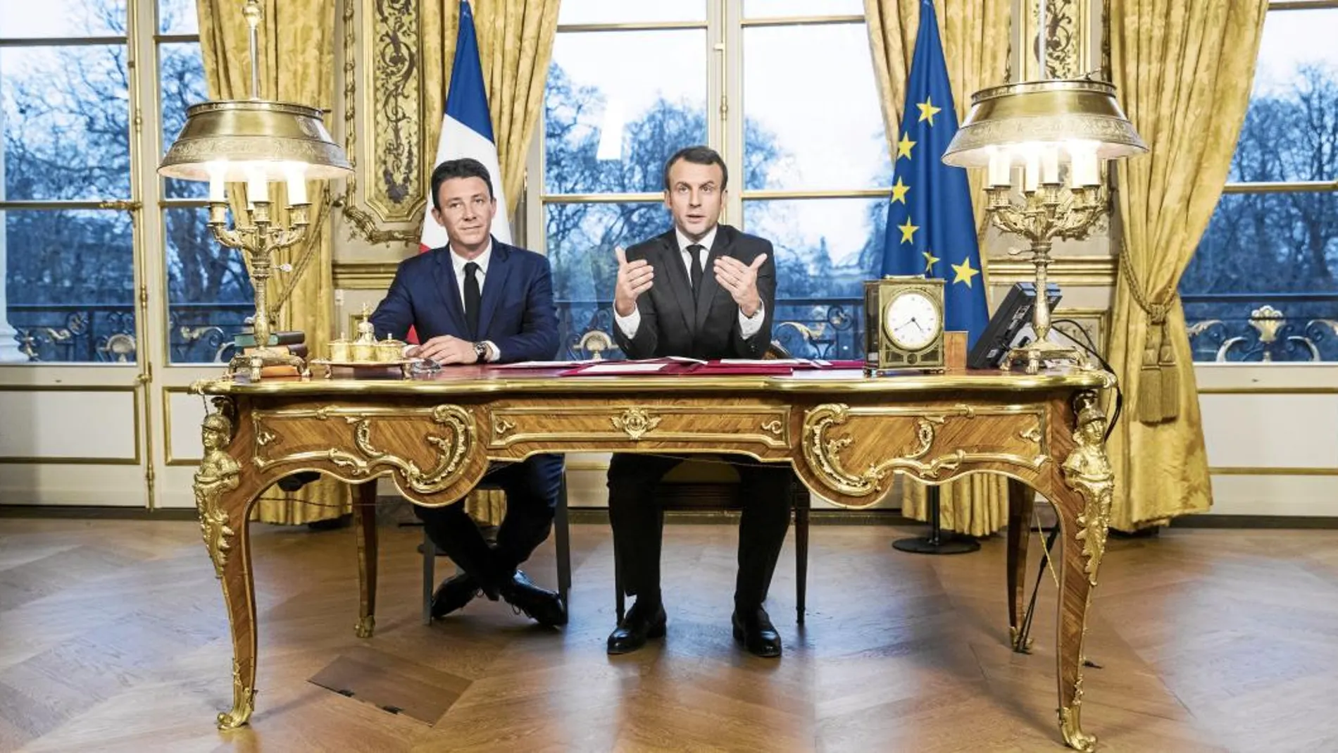El presidente francés, Emmanuel Macron, acompañado del portavoz del Gobierno, desgrana sus prioridades para 2018 en su alocución desde el Elíseo