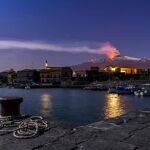Imagen de archivo del volcán Etna, en erupción visto desde el pueblo siciliano de Pozzillo / Ap